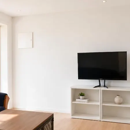 E76 Newly Renovated 3-room