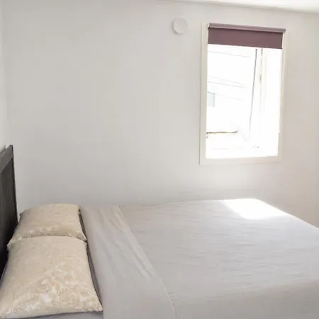 E76 Newly Renovated 3-room شقة