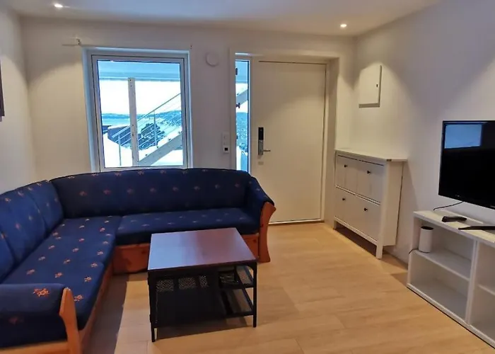 E76 Newly Renovated 3-room *